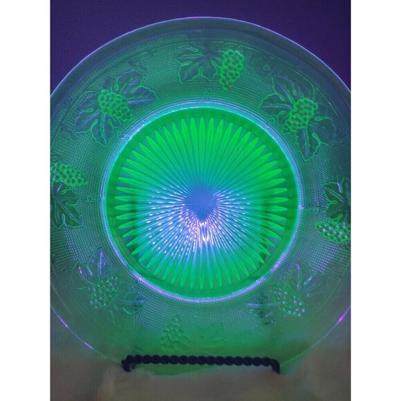 Westmoreland Green Vaseline Glass Grape & Leaf Woolworth Plate circa 1930-Glows! - Picture 3 of 10